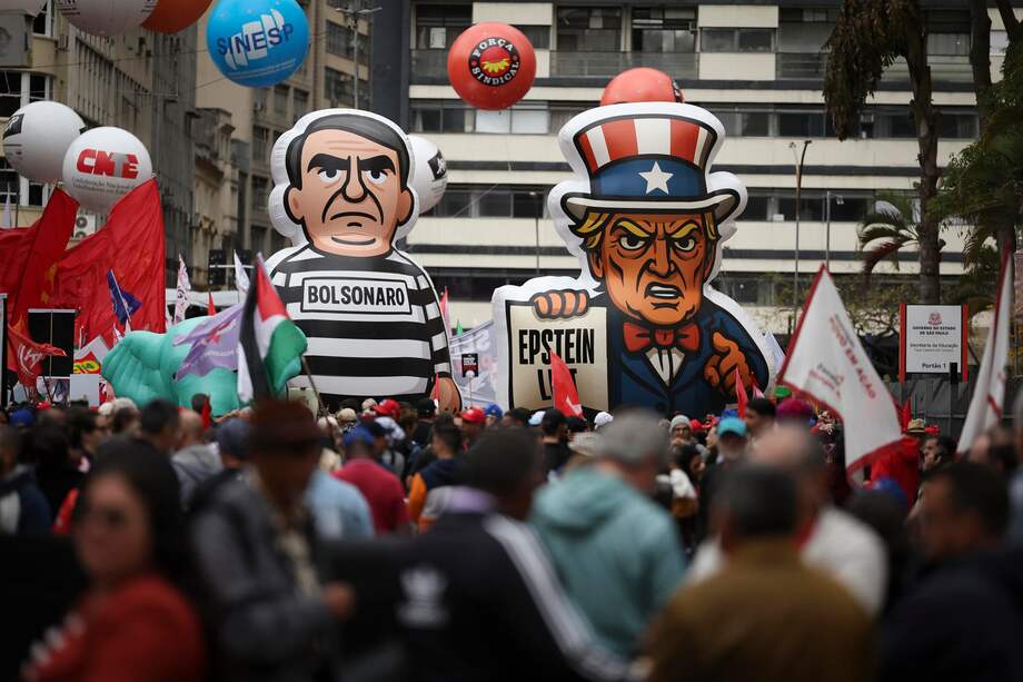 Manifestantes en Sao Paulo muestran las imágenes del expresidente de Brasil, Jair Bolsonaro, condenado a 27 años de prisión, y del presidente de los Estados Unidos, Donald Trump. EFE/ Isaac Fontana