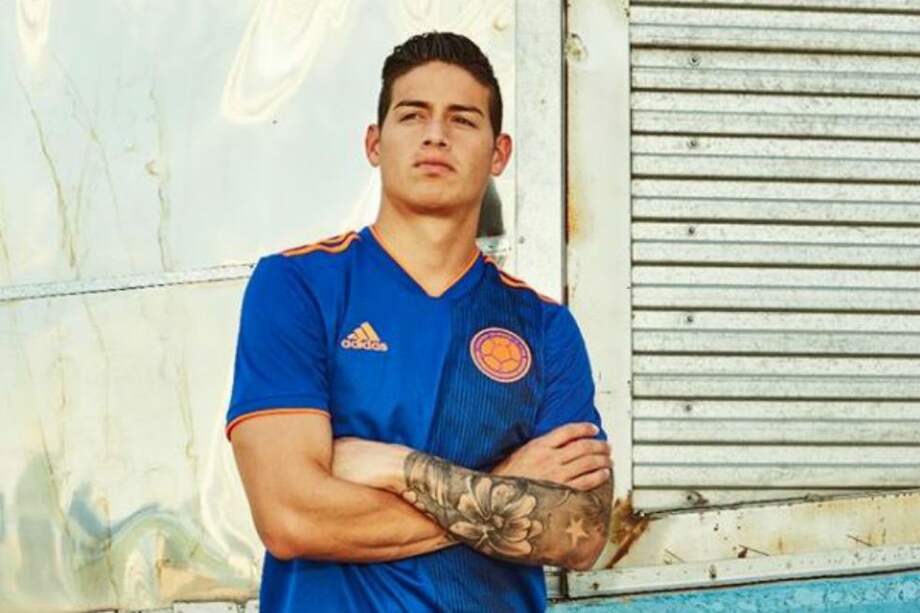 James Rodríguez luce la nueva camiseta de la selección de Colombia.