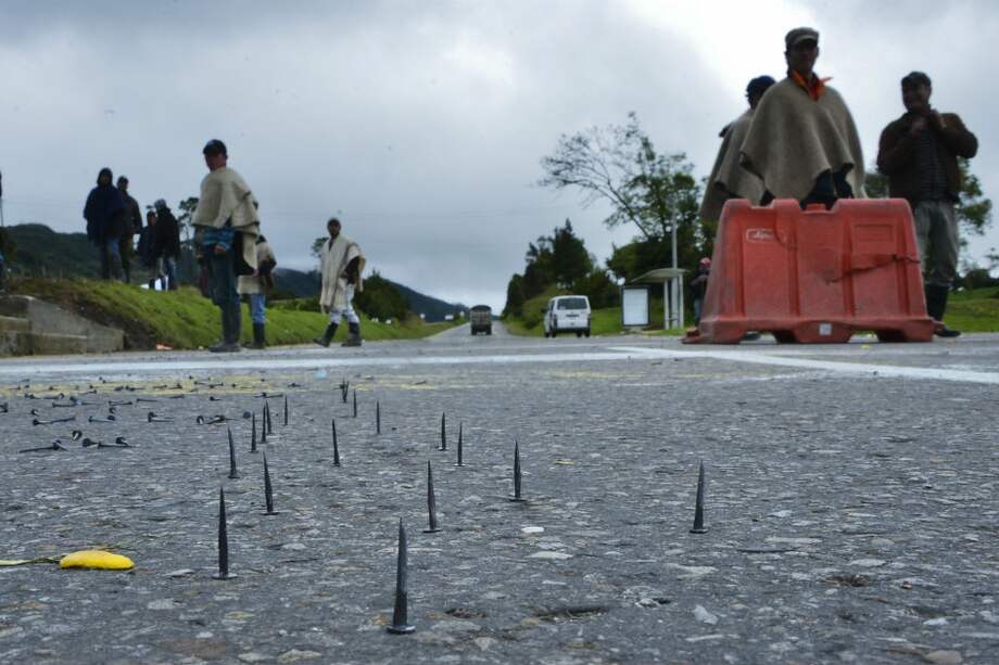 Manifestantes retienen a cuatro policías en vía Bogotá-Villavicencio