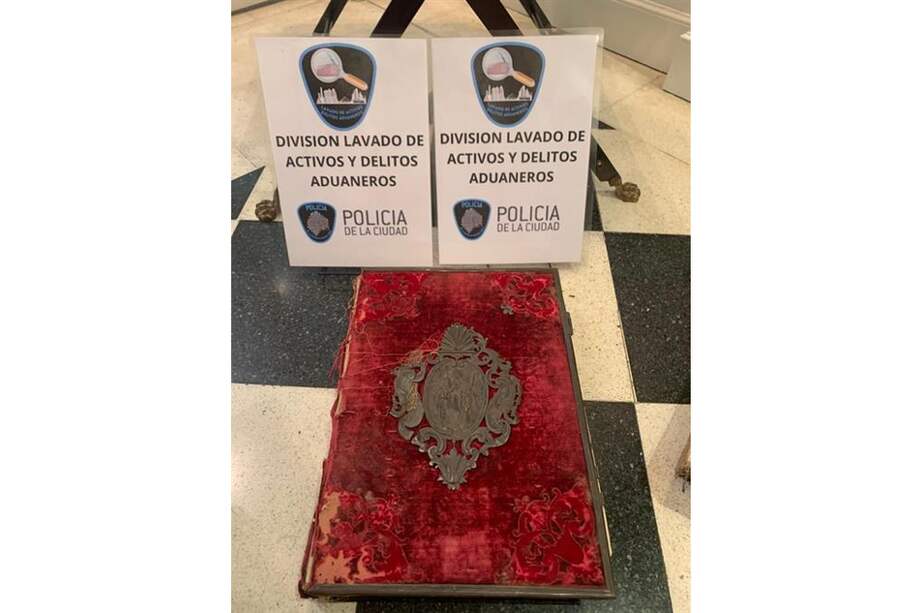Fotografía cedida por la Policía de Buenos Aires que muestra el libro "El Sol y Año Feliz del Perú", tras ser recuperado por las autoridades aduaneras.