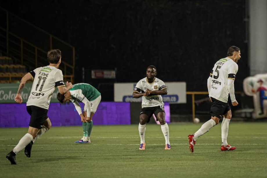 Los jugadores del Internacional de Bogotá celebran uno de los goles con los que vencieron a Deportivo Cali.