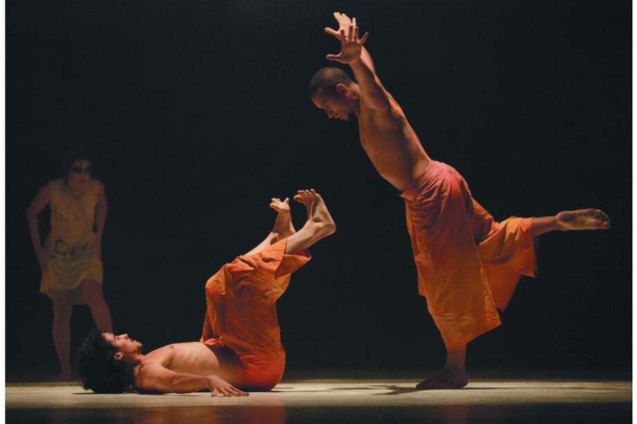 Desde Venezuela, la compañía Sieteocho Danza expone una de las tradiciones culturales más llamativas, clandestinas y contradictorias: la pelea de gallos. / Cortesía Medellín en Escena