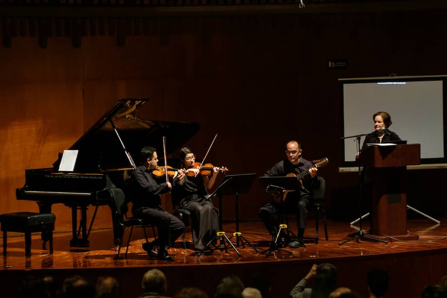 En la conferencia de Ellie Anne Duque también participaron los violinistas Juan Carlos Higuita y Ángeles Hoyos, el guitarrista Julián Navarro y el pianista Sergei Sichkov. / Gabriel Rojas © Banco de la República