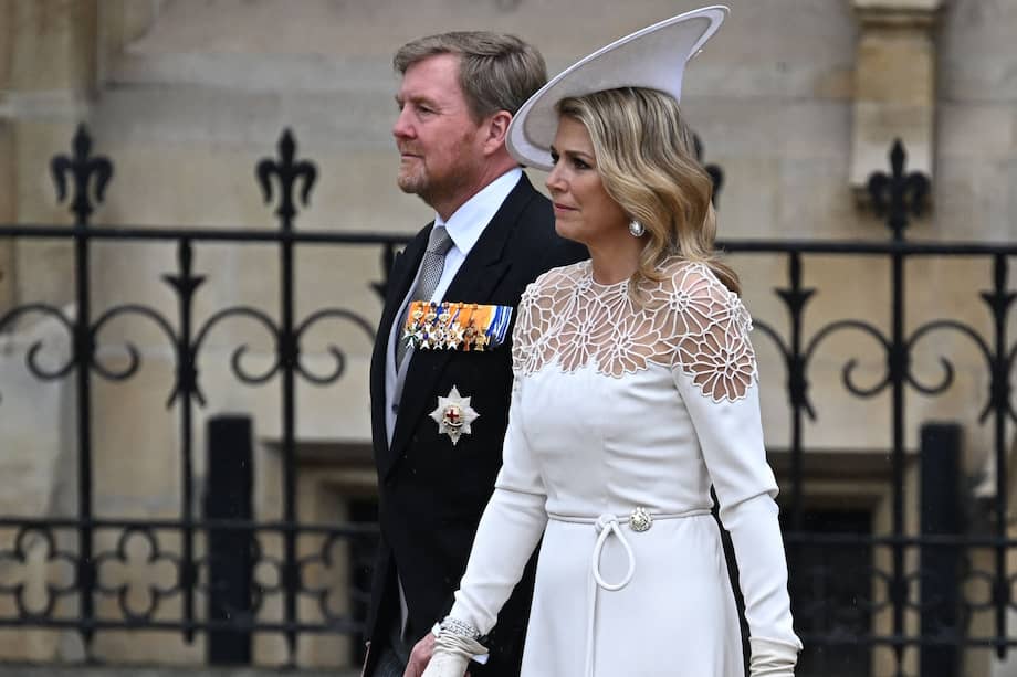 La reina Máxima de los Países Bajos y el rey Willem-Alexander, de los Países Bajos, llegan a la Abadía de Westminster para la ceremonia de coronación del Rey Carlos III de Inglaterra.