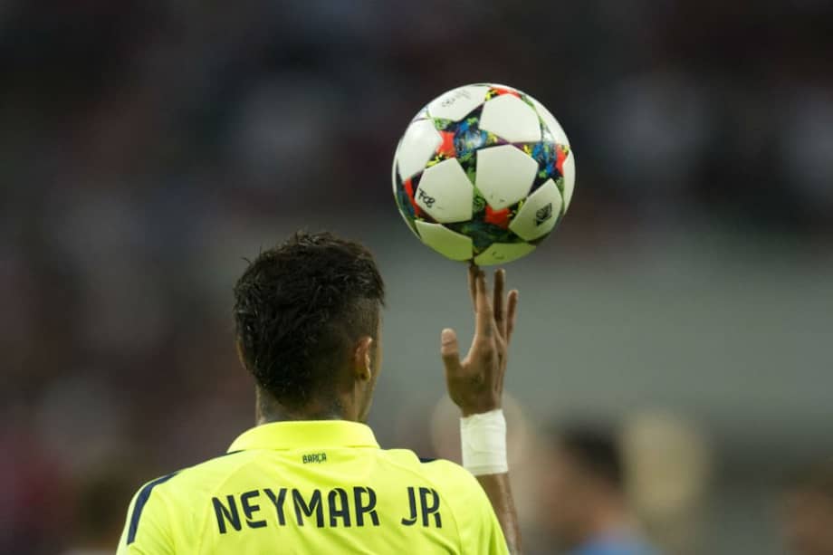 Neymar juega con el balón previo al inicio del partido entre Barcelona y Bayern Múnich. Foto: AFP
