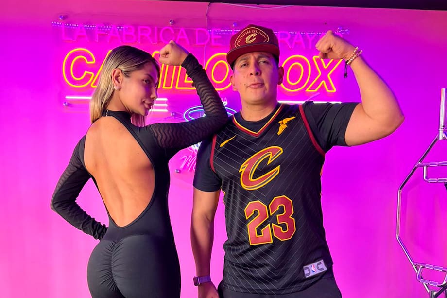 Ejercicio 4 para fortalecer glúteos: patadas de glúteo en cuadrupedia