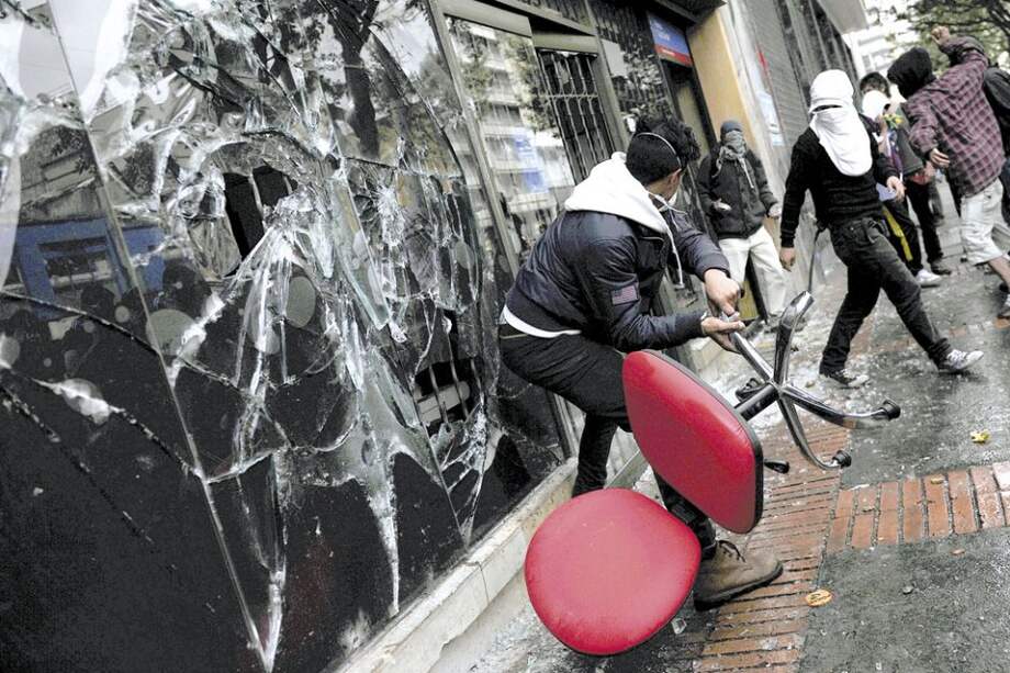 El jueves, manifestantes encapuchados destruyeron y saquearon establecimientos comerciales. / Luis Ángel