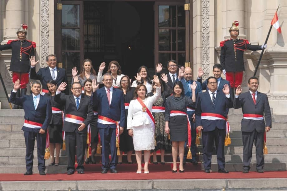 Dina Boluarte y sus ministros tras la ceremonia de juramentación en el Palacio de Gobierno./ AFP