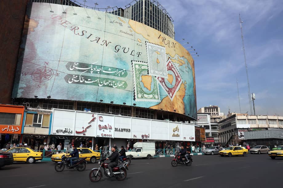 Ciudadanos iraníes pasan junto a una valla publicitaria que muestra parte del mapa del Golfo Pérsico en la plaza Valiasr de Teherán.