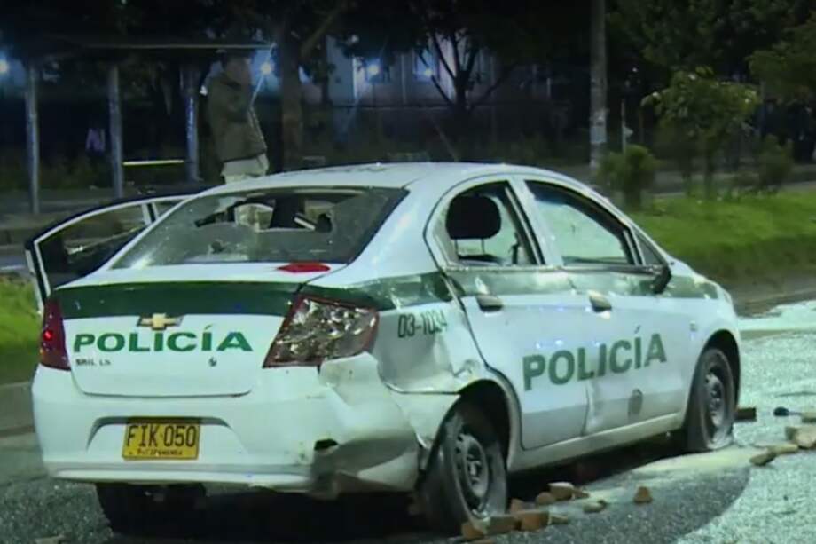 El policía atacado fue auxiliado por miembro de la Cruz Roja y la Personería de Bogotá, igualmente recibió atención médica en el lugar.