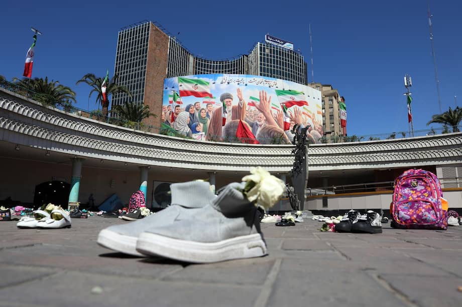 Un enorme cartel del fallecido líder supremo iraní, el ayatolá Alí Jameneí, se exhibe junto a pertenencias simbólicas de las niñas de Minab asesinadas en un ataque aéreo estadounidense.