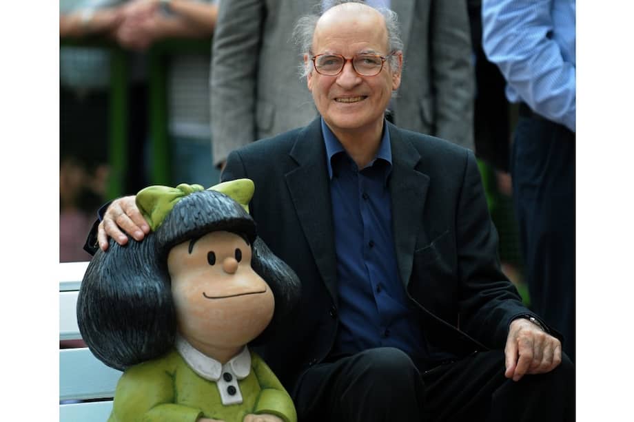 El dibujante argentino Joaquín Salvador Lavado, también conocido como Quino, creador del personaje de historieta Mafalda, posa junto a su escultura realizada por el escultor argentino Pablo Irrgang en Buenos Aires.