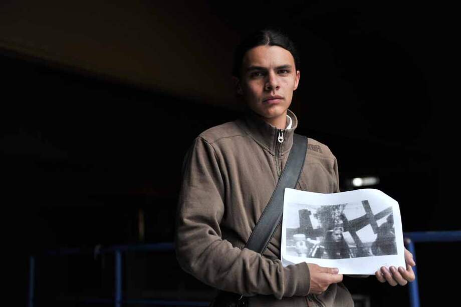 En la U. Pedagógica, Alejandro Ospina le contó su historia a El Espectador y le mostró las fotos de las que se valieron para acusarlo de vándalo. / David Campuzano