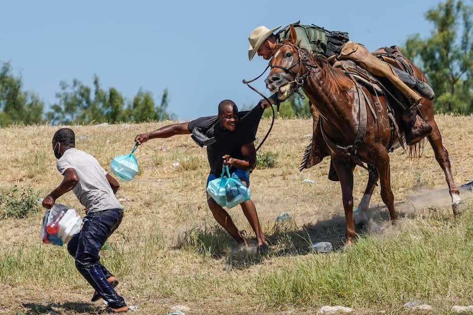 En medio de esa crisis migrante se desató una controversia por imágenes de agentes montados de EE UU. haciendo retroceder violentamente a migrantes haitianos.