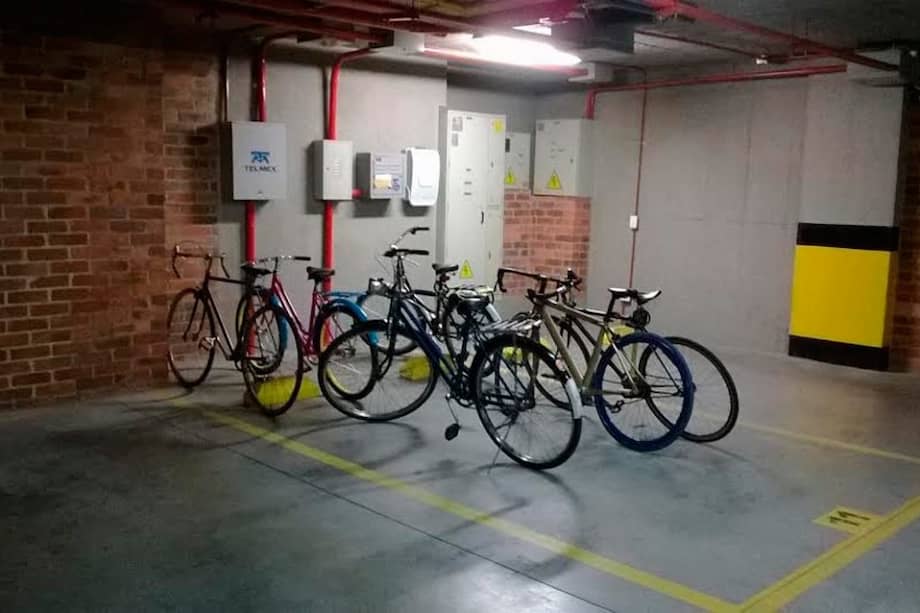 La pareja que terminó "echada y endeudada" por el parqueadero para sus bicicletas