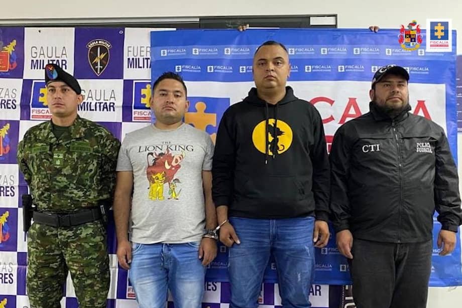 Según la investigación, usaron sus cargos para sacar material bélico de los batallones donde fueron asignados.