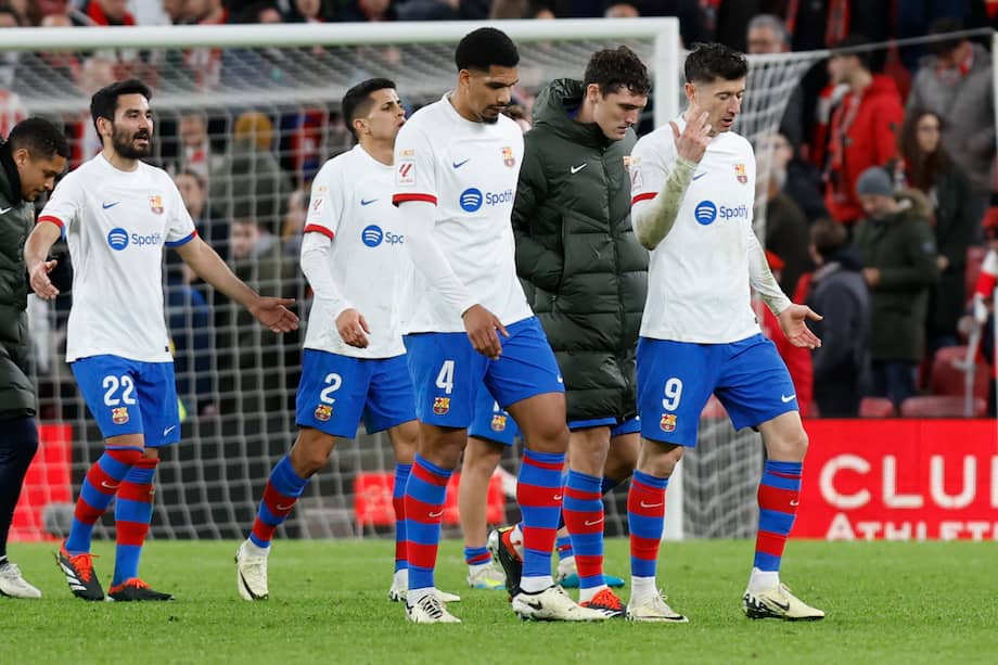 BILBAO, 03/03/2024.- Los jugadores del FC Barcelona se retiran al vestuario al término del partido de Liga de Primera División que el Athletic Club y el FC Barcelona disputan este domingo en el estadio de San Mamés. EFE/Miguel Toña