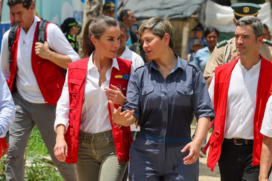 La reina Letizia (i) y la primera dama de Colombia, Verónica Alcocer (d), visitan el barrio de Villa Hermosa, en Cartagena, donde se encuentra el programa de abastecimiento de agua potable y saneamiento domiciliario.