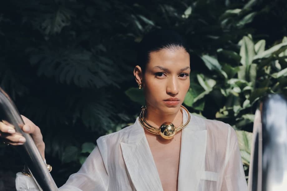 "Son esculturas emocionales, visibles, pero ligeras, pensadas para ser el centro de cualquier look", dijo.