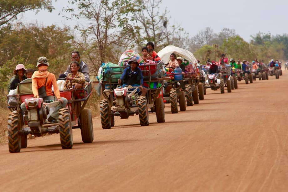 Personas que huyen de una zona en disputa avanzan por una calle en la provincia de Oddar Meanchey, Camboya, el 10 de diciembre de 2025.
