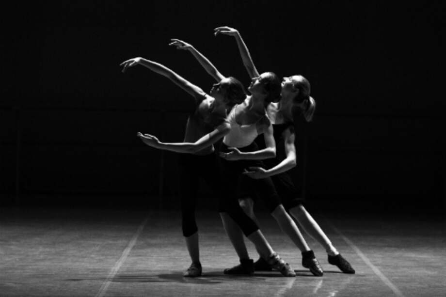 La danza contemporánea, como expresión artistica, es una reacción y evolución del movimiento.