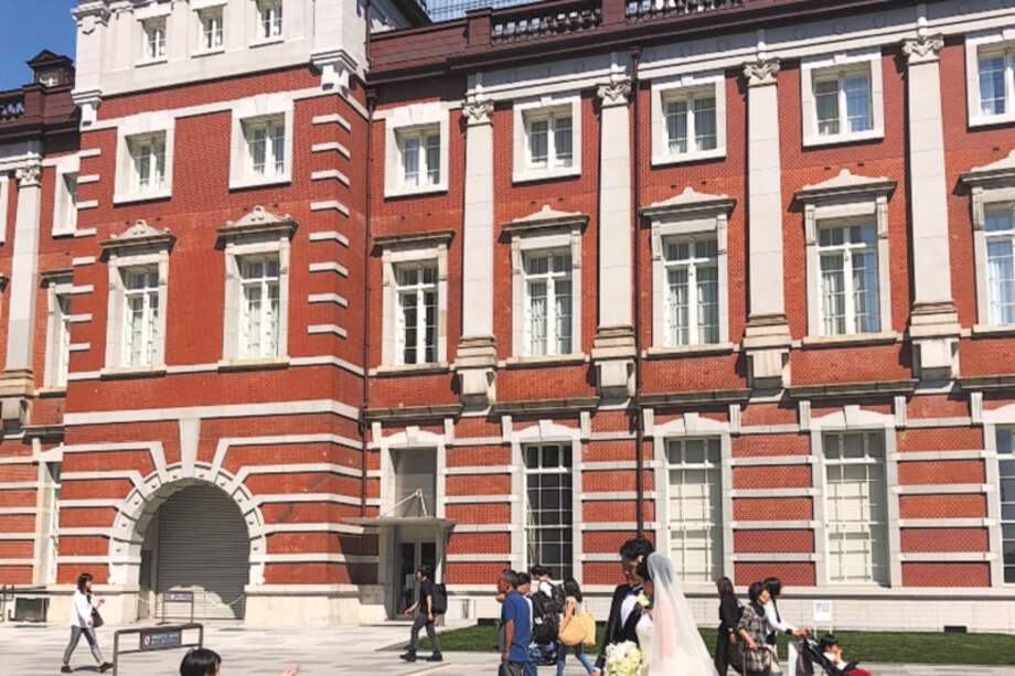 Una pareja de recién casados posa frente a la estación central de Tokio. / Foto de Gonzalo Robledo