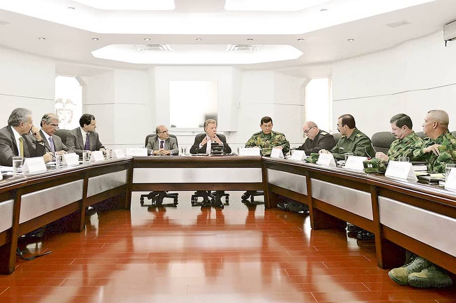 El pasado viernes, el presidente Santos y los negociadores de paz en La Habana se reunieron con los altos mandos militares para definir, entre otros puntos, lineamientos sobre el cese del fuego. / SIG