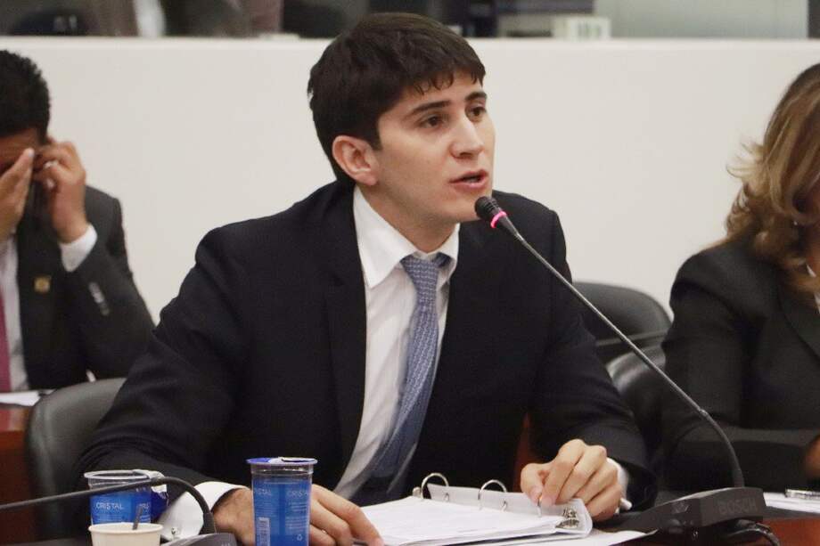 Manzur es uno de los congresistas más jóvenes del Parlamento. Representa al departamento de Córdoba.