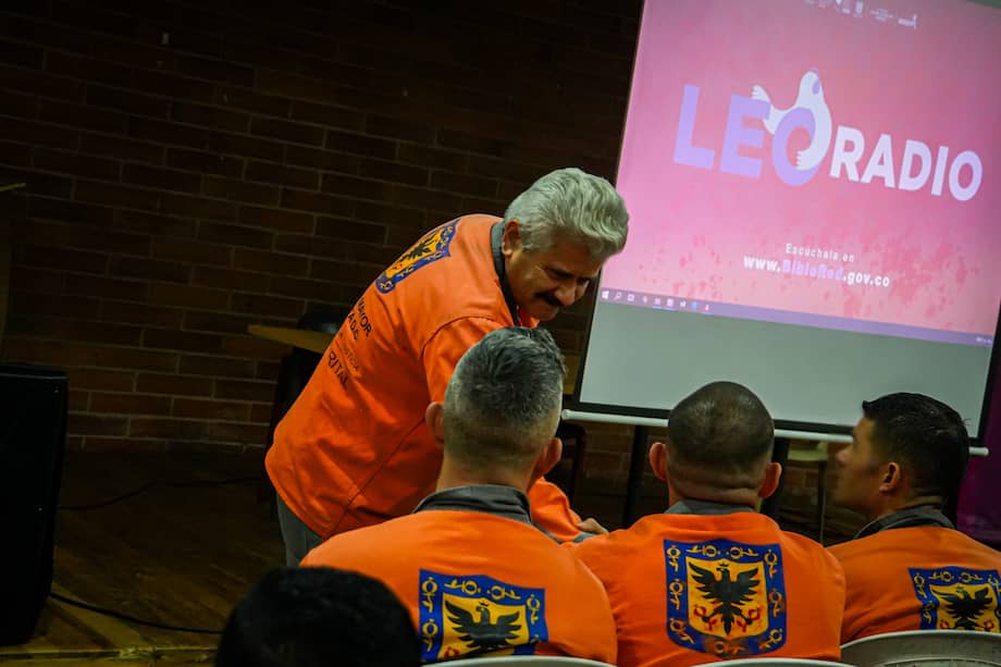 Julio Alberto Vargas Rodríguez en un cineforo de la cárcel.