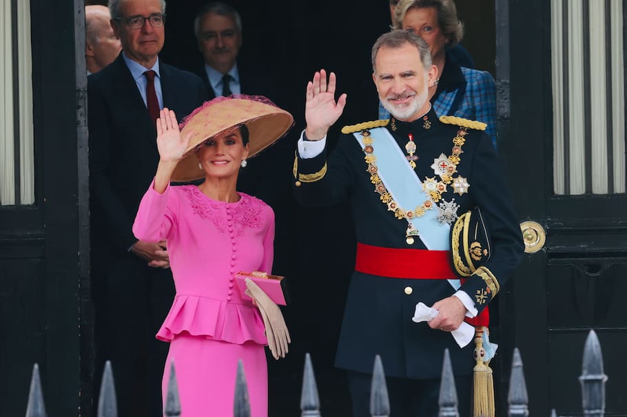 Los reyes de España Letizia y Felipe acudieron juntos a la coronación de Carlos III, sin embargo se dice que la relación entre ellos es bastante tensa, a causa de sus posiciones en la educación de su hija.