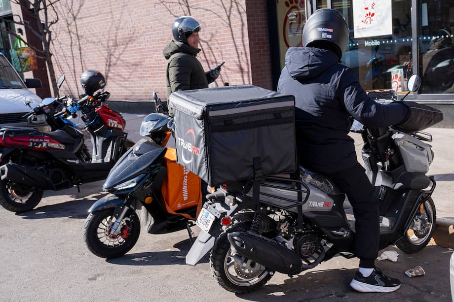 Dos repartidores de una app de domicilios en Nueva York durante su jornada laboral.