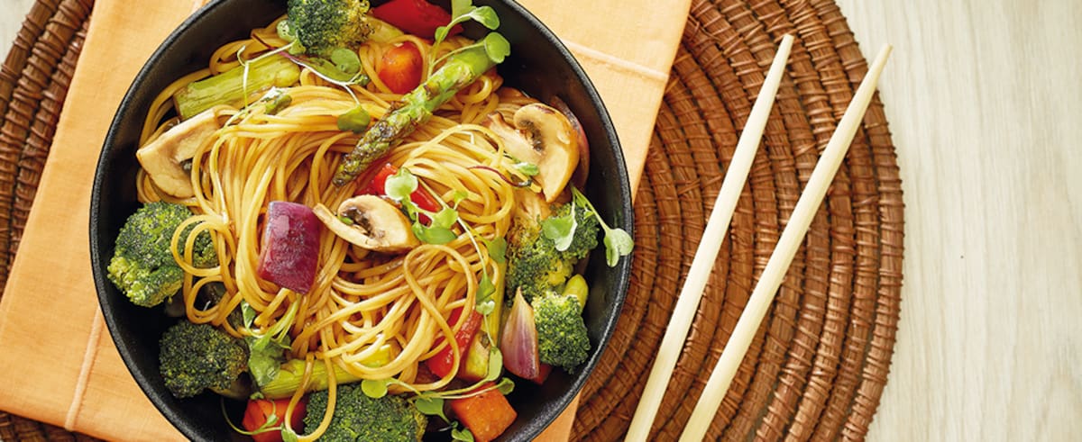 Noodles de huevo con vegetales y salsa agridulce