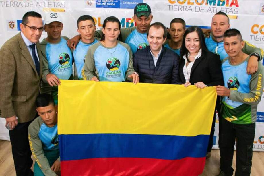 Imágenes durante la entrega de la bandera de Colombia a exguerrilleros de FARC que competirán en mundial de rafting en Australia, en Bogotá, Colombia, el 8 de mayo de 2019. / Agencia Anadolu