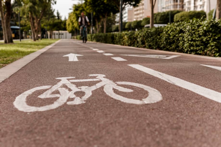 Varias ciudades decidieron cambiar de rumbo y entregar parte de ese espacio a un medio de transporte como la bicicleta, mucho más eficiente en términos ambientales, económicos y de movilidad.