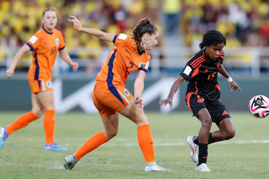 AMDEP7131. CALI (COLOMBIA), 15/09/2024.- Louise Van Oosten (c) de Países Bajos disputa el balón con Karla Dayana Torres de Colombia este domingo, en un partido de los cuartos de final de la Copa Mundial Femenina sub-20 entre las selecciones de Países Bajos y Colombia en el estadio Pascual Guerrero en Cali (Colombia). EFE/ Ernesto Guzmán Jr.