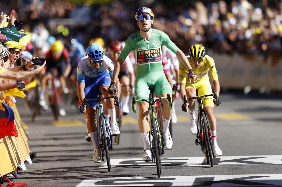 Lausanne (Switzerland), 09/07/2022.- Belgium rider Wout Van Aert of Jumbo Visma wins the 8th stage of the Tour de France 2022 over 186.3km from Dole to Lausanne, Switzerland, 09 July 2022. (Ciclismo, Bélgica, Francia, Suiza, Estados Unidos) EFE/EPA/YOAN VALAT