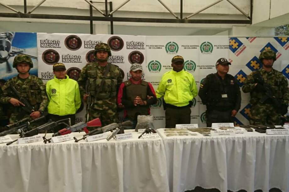 El Ejército, durante la diligencia de allanamiento, encontró una pistola, un revólver, una escopeta, diez proveedores, un visor nocturno, un radio de comunicaciones HF, dos celulares, 337 cartuchos de diferentes calibres y cinco kilos de explosivo, entre otras cosas. / Corte Ejército Nacional