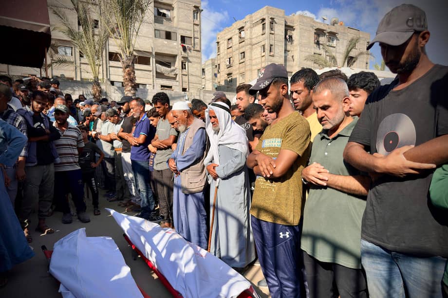 CIUDAD DE GAZA, 04/07/2025.- Personas rezan junto a los cadáveres tras la llegada de los cuerpos al Hospital Naser, en la localidad de Jan Yunis. Al menos 15 personas murieron bajo fuego israelí este viernes durante un bombardeo contra las tiendas de campaña para desplazados de Mawasi, en el sur de Gaza, confirmaron a EFE fuentes médicas de la zona. EFE/ Str