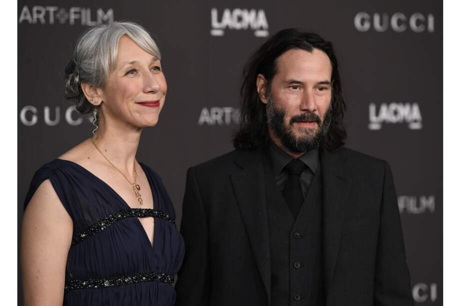 La artista gráfica y el intérprete posaron juntos y compartieron miradas de confidencia durante toda la noche. / AFP