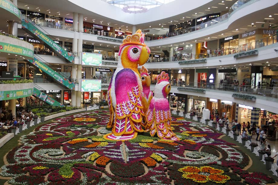 -FOTODELDÍA- AME5556. MEDELLÍN (COLOMBIA), 26/07/2023.- Vista general de la versión número 12 del tapete de flores del centro comercial Santafé, el 25 de julio de 2023 en Medellín, Antioquia (Colombia). EFE/ Luis Eduardo Noriega A
