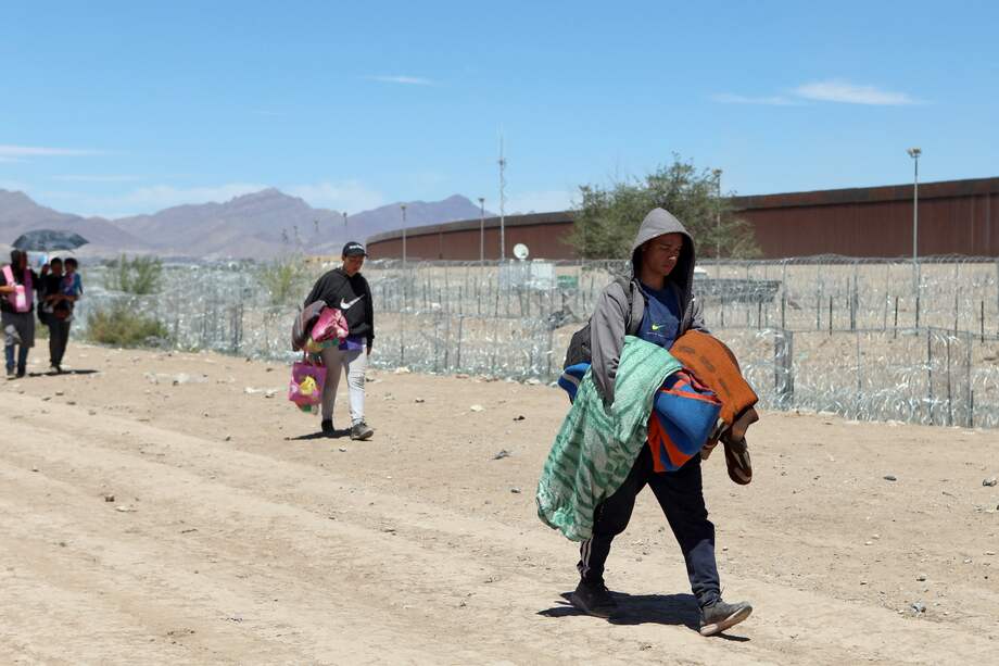Migrantes de Ecuador y Venezuela atraviesan las orillas del Río Bravo en la frontera entre México y Estados Unidos.