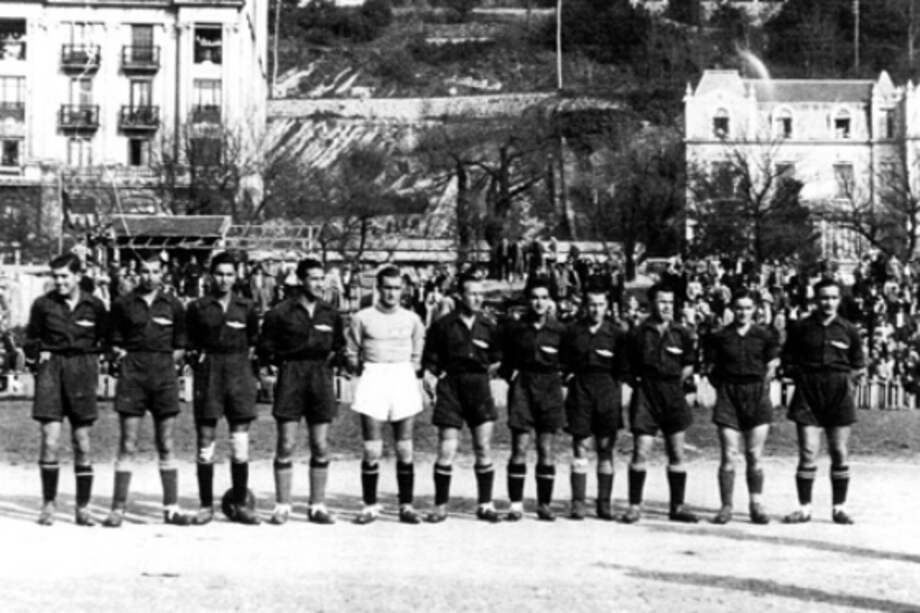 Después de la Guerra Civil de España, Atlético de Madrid se fusionó con el Aviación Nacional, sección deportiva del Ejército del aire, y pasó a llamarse Athletic Aviación de Madrid. / Imagen extraída del libro 'Instantes de una historia diferente'. Club Atlético de Madrid S.A.D. 2003.