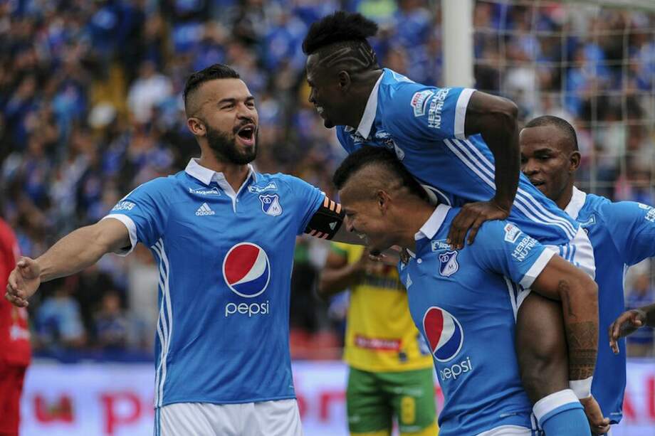 Los jugadores de Millonarios celebran el gol que anotó este domingo en El Campín Ayron del Valle. / Mauricio Alvarado - El Espectador