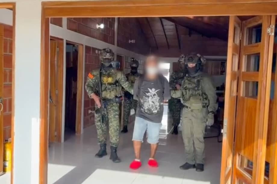 El influencer “Javier Arias Stunt” ganó fama en redes sociales por promocionar entre sus seguidores sorteos de vehículos y motocicletas de alto valor.