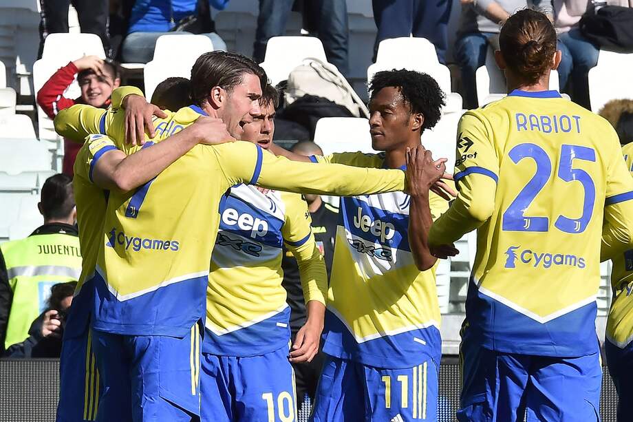 Dusan Vlahovic celebra con sus compañeros el tanto que sentenció la victoria de Juventus sobre Salernitana.