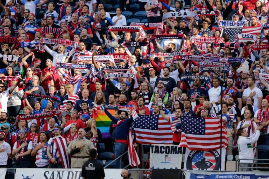 A medida que avanza la competición las gradas de los estadios se empiezan a colmar de más gente. / AFP