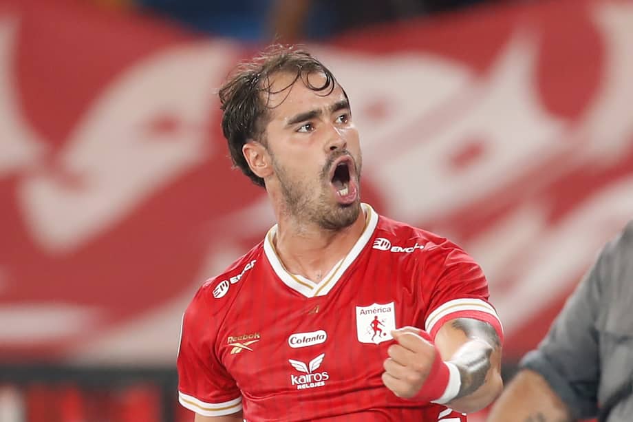 Tomas Ángel, delantero de América celebra su gol contra Tigre.