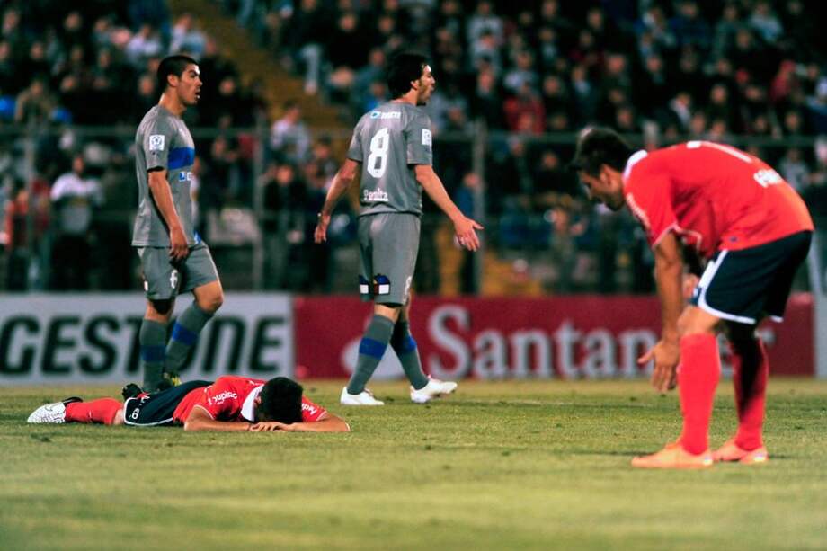 Jugadores de Independiente lamentan la derrota ante la U. Católica que les significó la eliminación de la Copa Sudamericana. / AFP