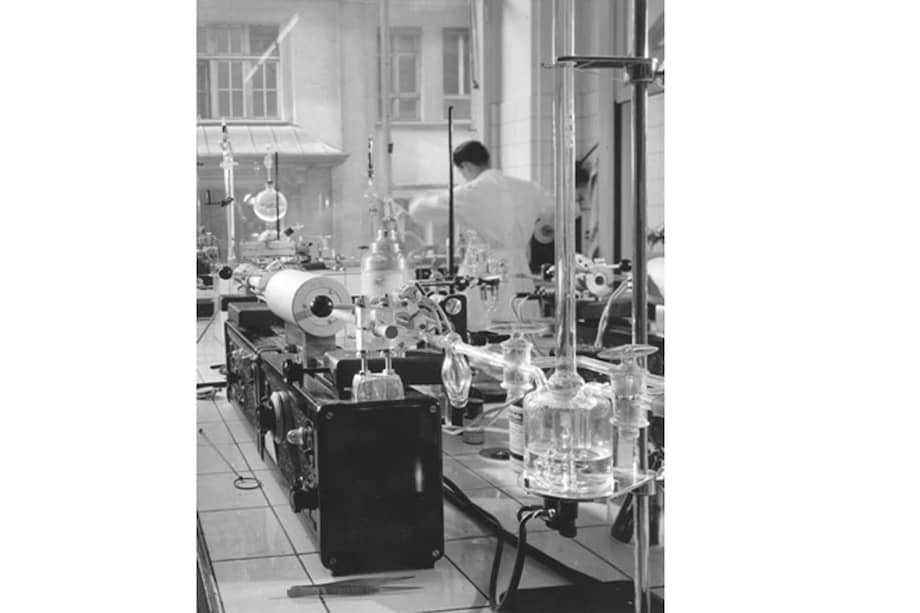 Imagen del laboratorio de microbiología de Sandoz, la segunda farmacéutica que más ensayos llevó a cabo en Alemania Oriental. / Flickr - Novartis