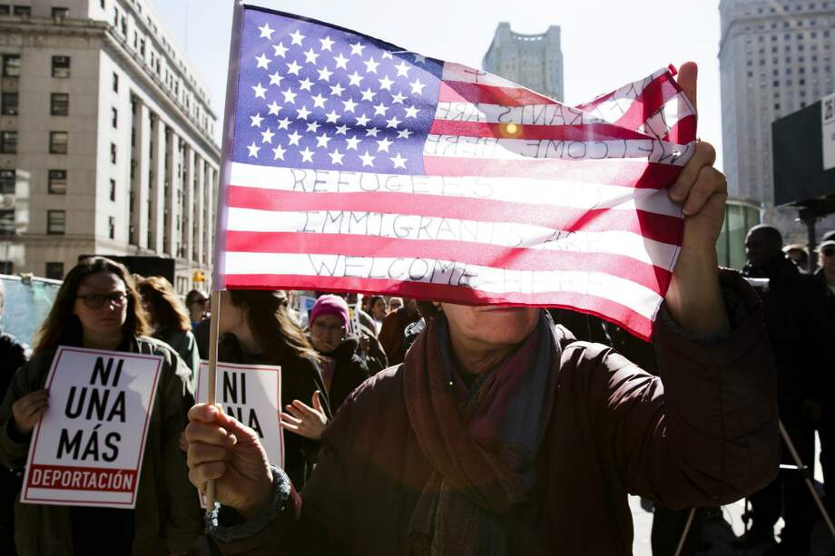 Una mujer ondea la bandera de EE.UU. durante una manifestación para apoyar a un activista que defiende los derechos de los inmigrantes. / EFE